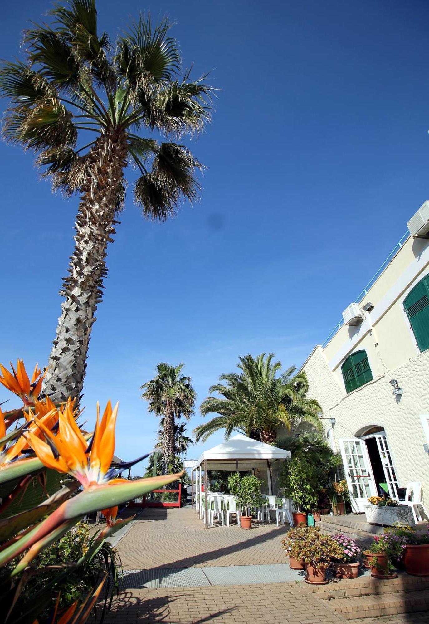 Albergo Ristorante Lucciola Santo Stefano al Mare Esterno foto