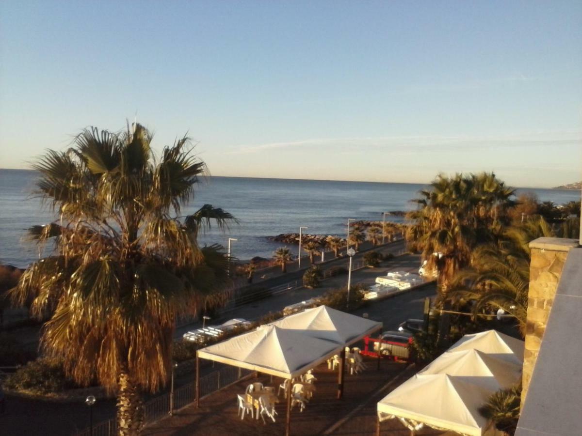 Albergo Ristorante Lucciola Santo Stefano al Mare Esterno foto